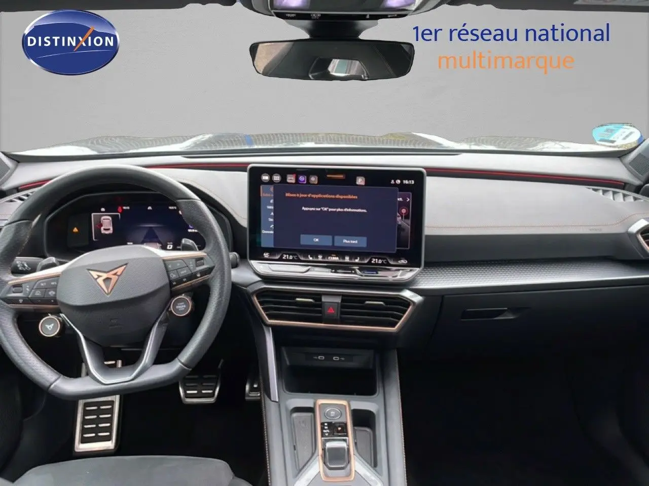 Vue intérieure du tableau de bord et volant du CUPRA Formentor 2025, avec écran tactile central et finitions noires élégantes.