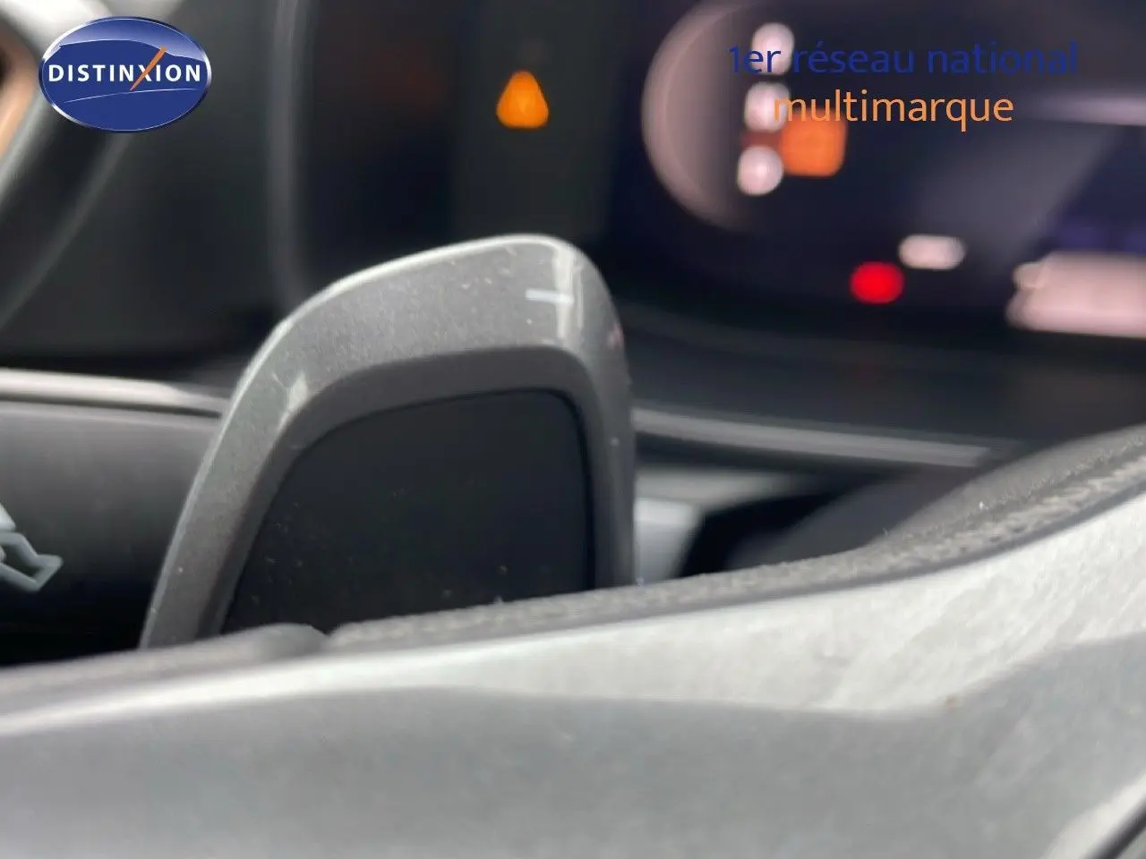 Gros plan sur la palette de changement de vitesse du volant d’une CUPRA Formentor gris magnétique 2025.