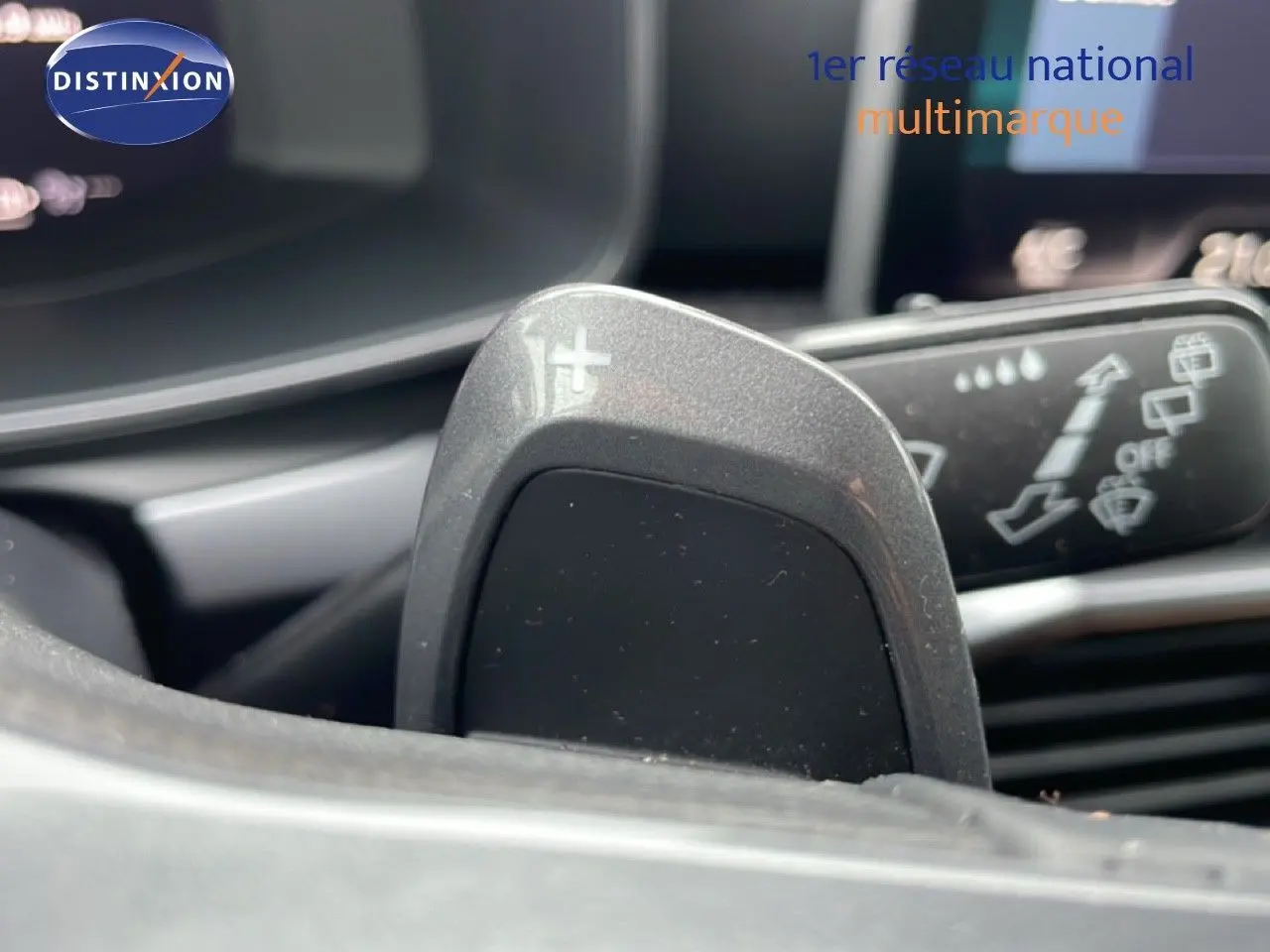 Gros plan sur la palette de changement de vitesse droite dans l’habitacle d’une CUPRA Formentor gris magnétique 2025.