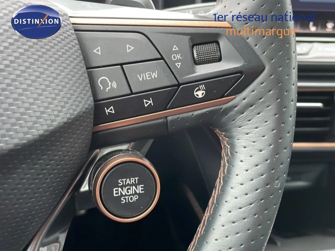 Gros plan sur le volant cuir perforé gris avec commandes intégrées et bouton start/stop du CUPRA Formentor 2025.