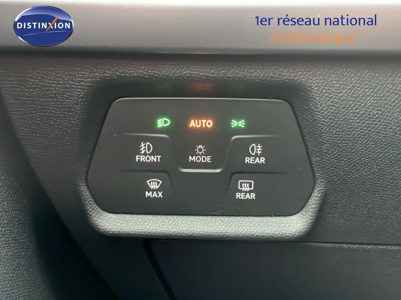 Panneau de commande des feux et dégivrage sur tableau de bord noir, intérieur CUPRA Formentor gris magnétique 2025.