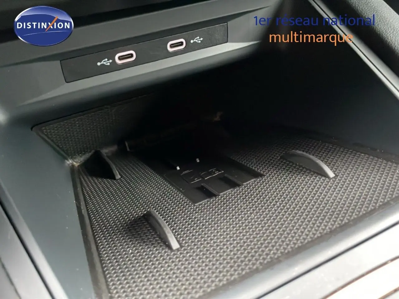 Gros plan sur la zone de recharge avec ports USB-C du CUPRA Formentor gris magnétique, intérieur noir visible.