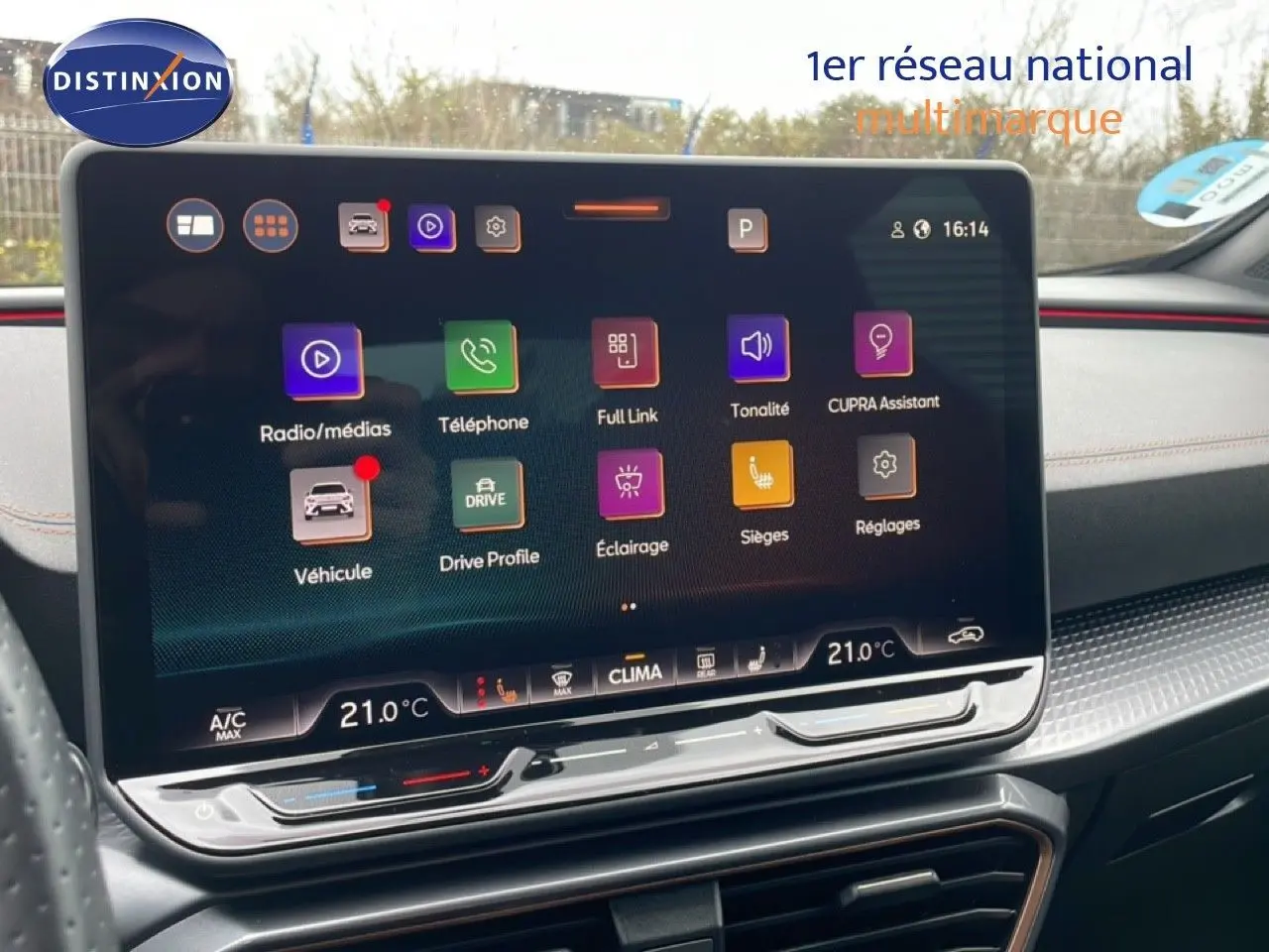Écran tactile central du tableau de bord du CUPRA Formentor gris métallique, affichant les options multimédia et climatisation.