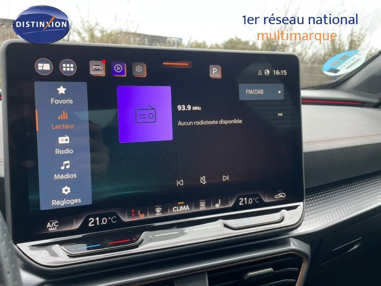 Vue intérieure du tableau de bord de la CUPRA Formentor 2025 avec écran tactile affichant la radio à 93,9 MHz.