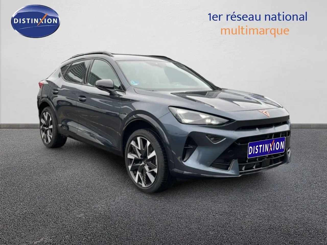 Vue 3/4 avant d'un CUPRA Formentor gris magnétique métal avec jantes alliage et calandre marquée du logo CUPRA.