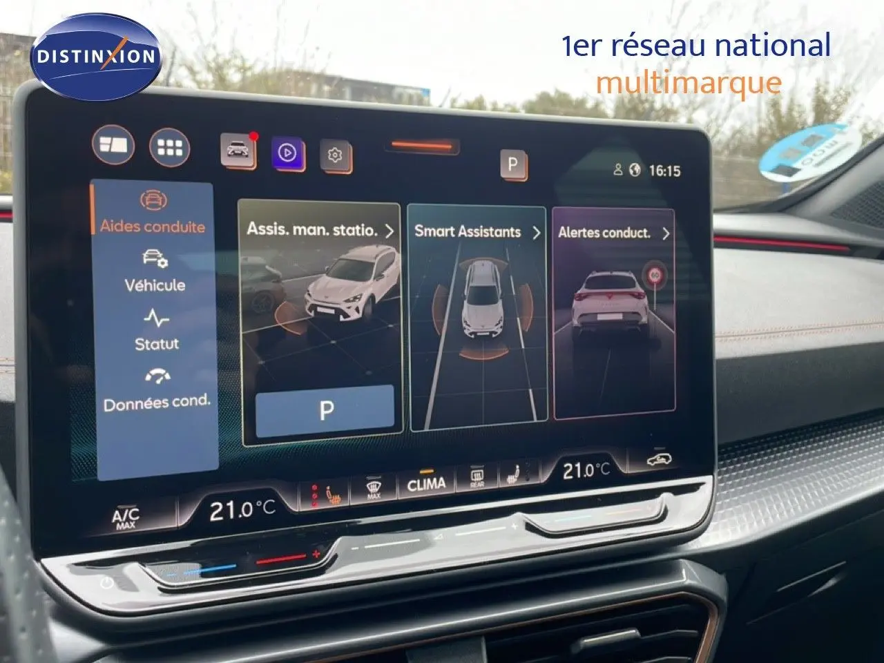 Vue rapprochée de l’écran tactile intérieur du CUPRA Formentor 2025, affichant les aides à la conduite et la climatisation.