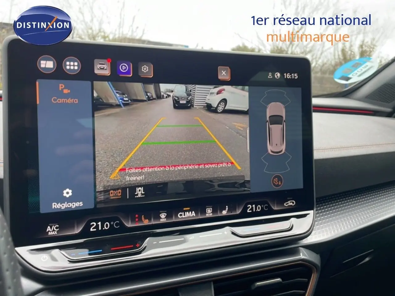 Écran tactile intérieur montrant la caméra de recul du CUPRA Formentor gris métallique, avec affichage des réglages climatiques.