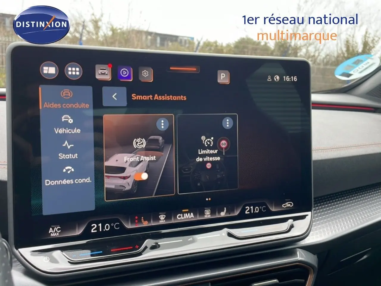 Écran tactile central affichant les assistants de conduite dans l’habitacle du Cupra Formentor gris métallique, vue de face.