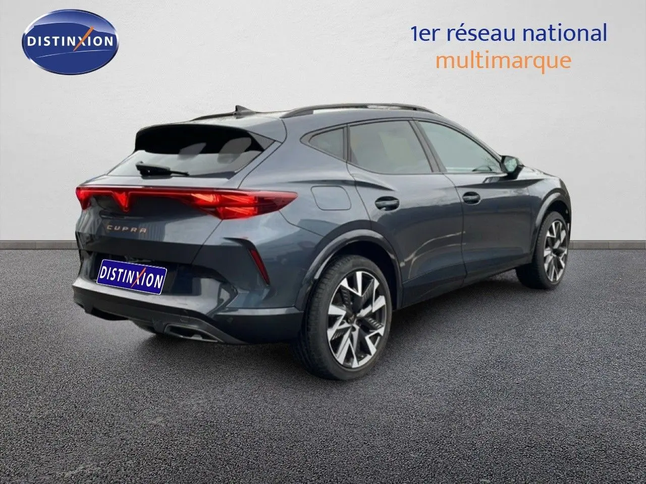 Vue 3/4 arrière droite d'une CUPRA Formentor gris magnétique métal avec jantes alliage et feux arrière LED distinctifs.