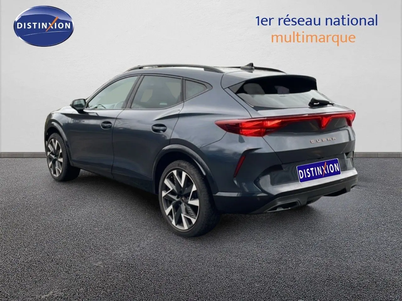 Vue 3/4 arrière droite d’un CUPRA Formentor gris magnétique métal avec feux arrière LED et jantes alliage bicolores.