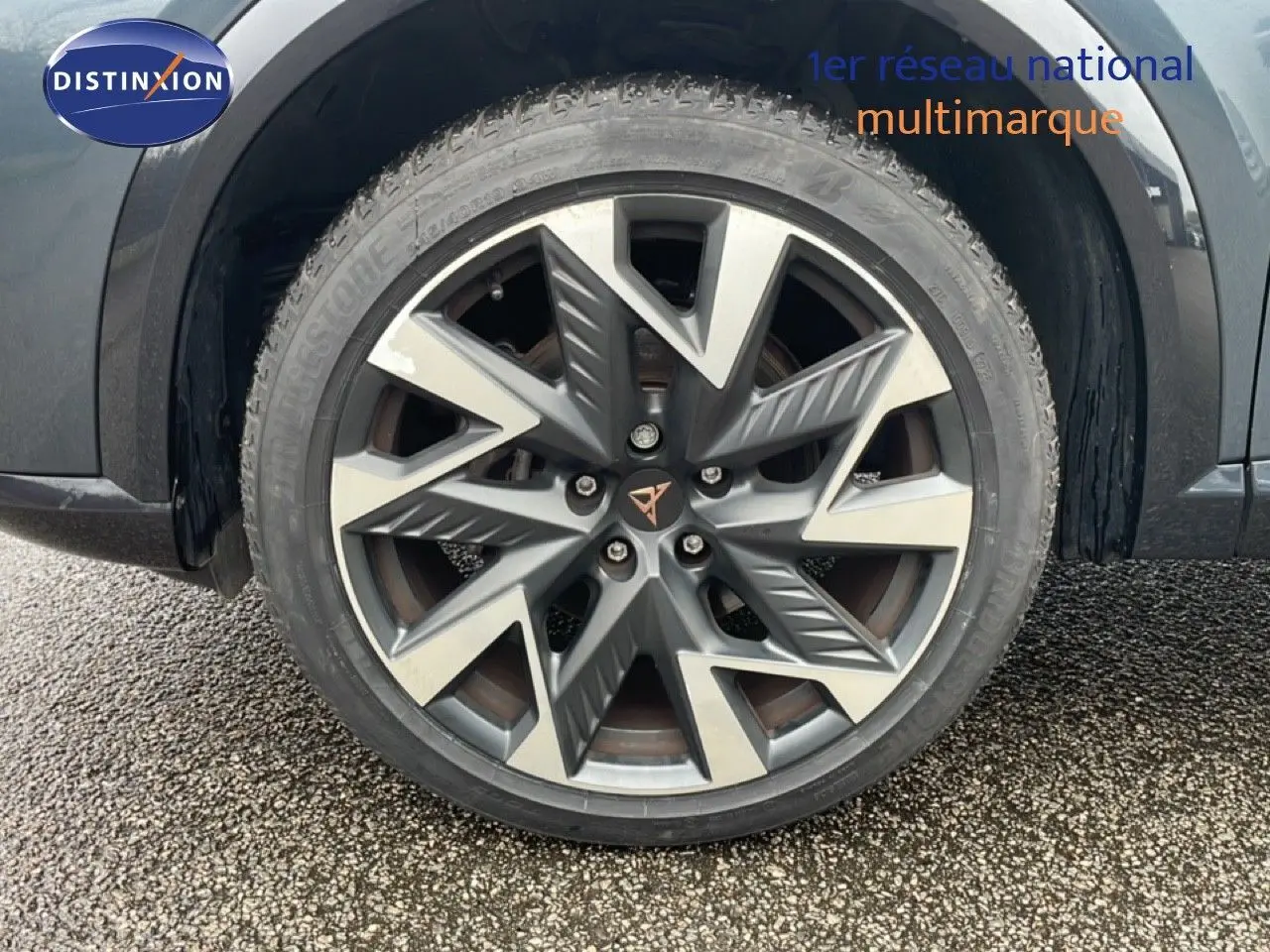 Gros plan sur la roue avant droite de la CUPRA Formentor gris magnétique, mettant en valeur la jante en alliage au design géométrique.