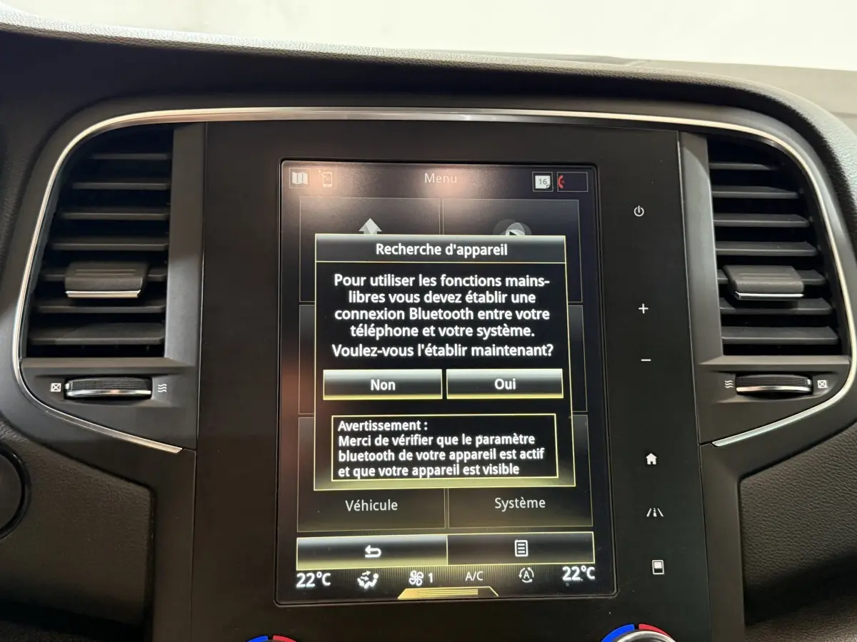 Écran tactile central du tableau de bord de la Renault Mégane Intens gris foncé, affichant une demande de connexion Bluetooth.