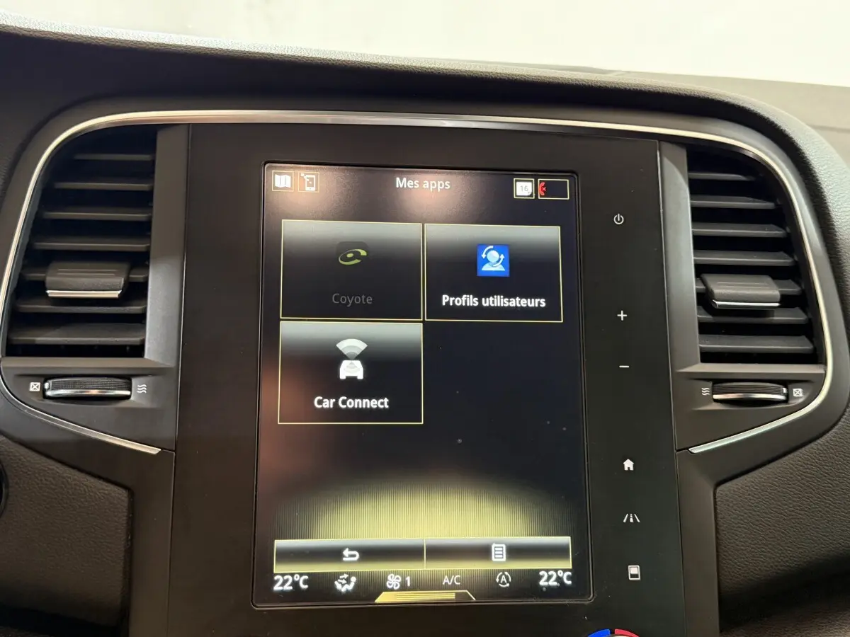 Écran tactile central de la Renault Mégane Intens 2019 affichant les applications Coyote, Profils utilisateurs et Car Connect.