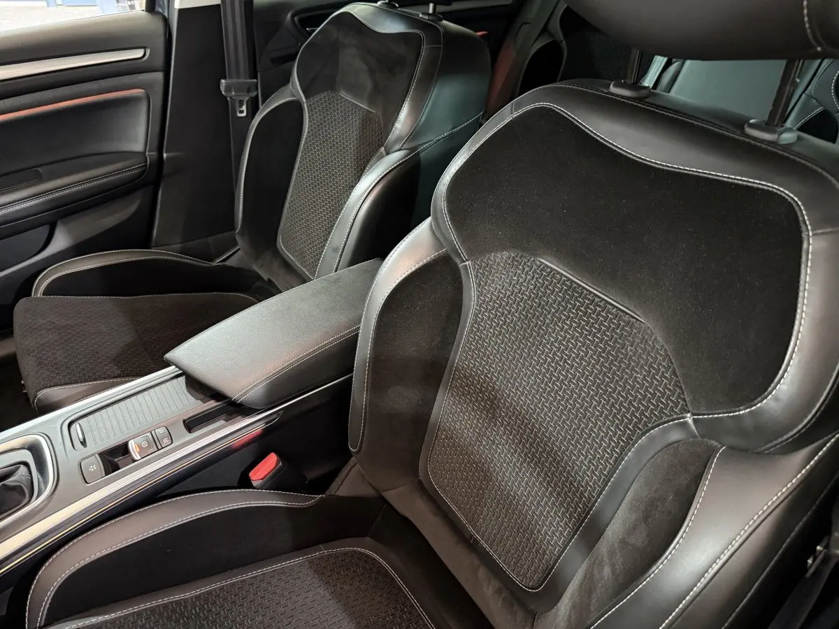 Vue intérieure rapprochée des sièges avant noirs en cuir et alcantara avec surpiqûres blanches de la Renault Mégane Intens 2019.