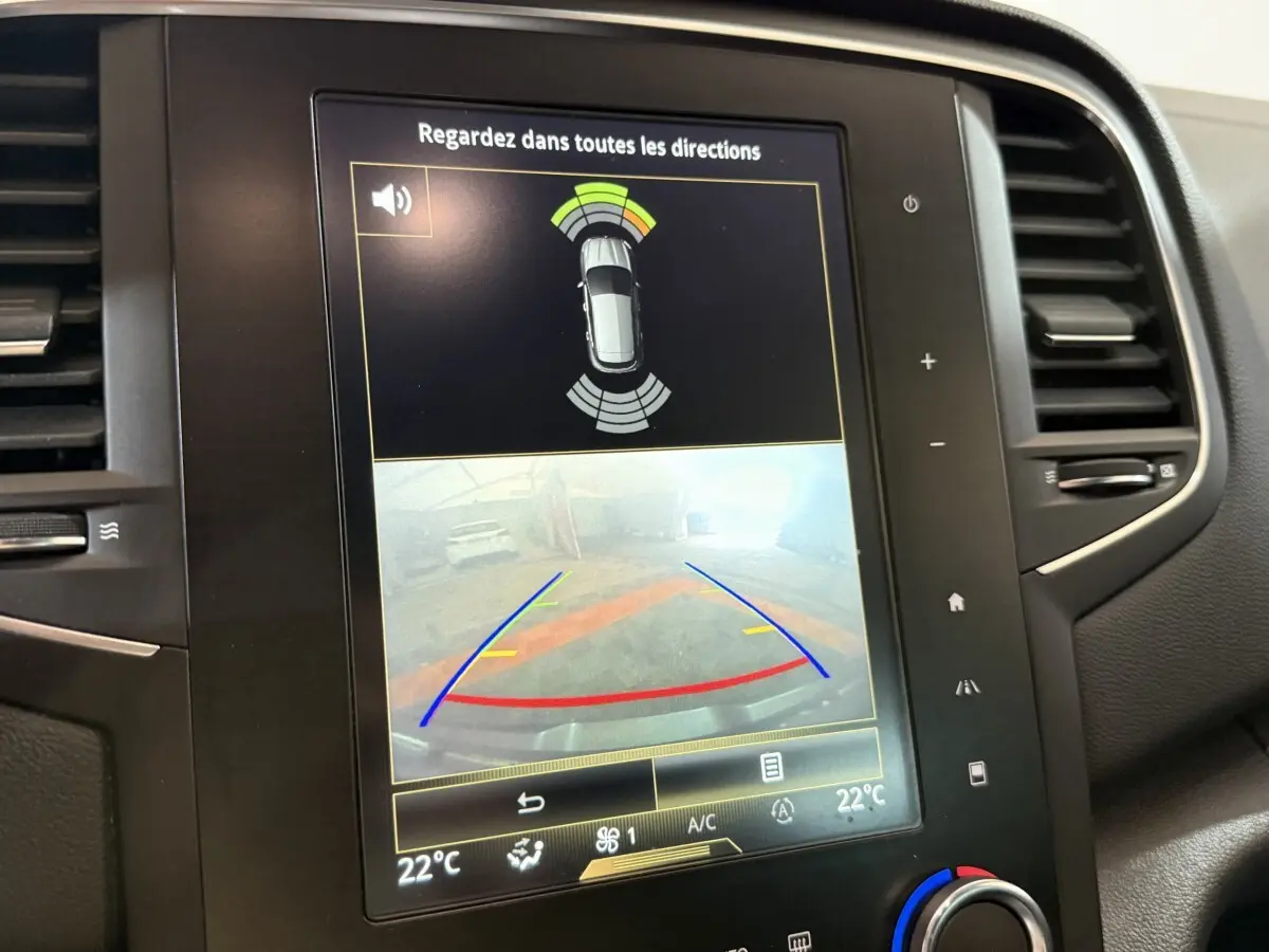 Écran tactile central de la Renault Mégane Intens 2019 montrant la caméra de recul et les capteurs de stationnement.