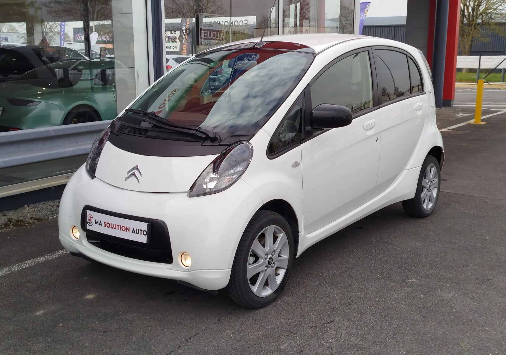 Citroën C-ZERO blanc Antarctique vue 3/4 avant droit, compacte électrique avec phares ronds et jantes alliage.