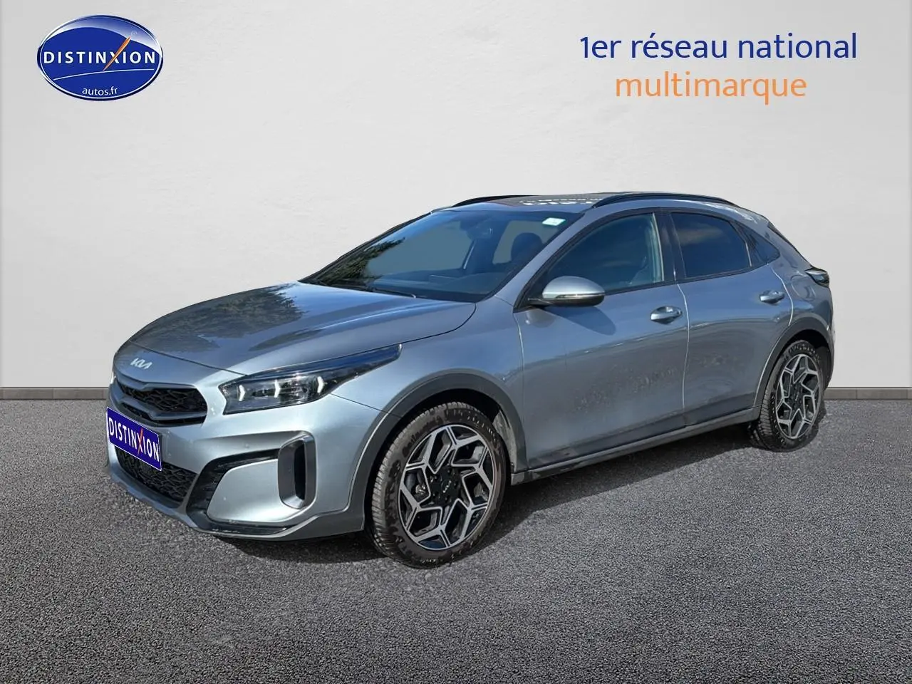 Vue 3/4 avant droite d’un KIA Xceed gris 2024 avec jantes alliage et calandre chromée visible.