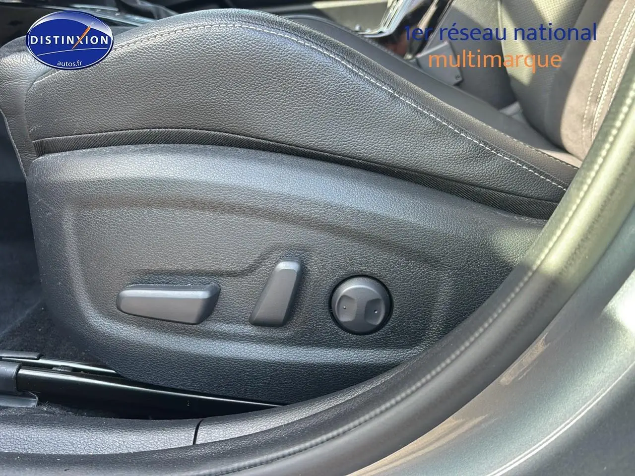 Détail des commandes électriques de réglage du siège conducteur en cuir noir du KIA Xceed gris 2024.