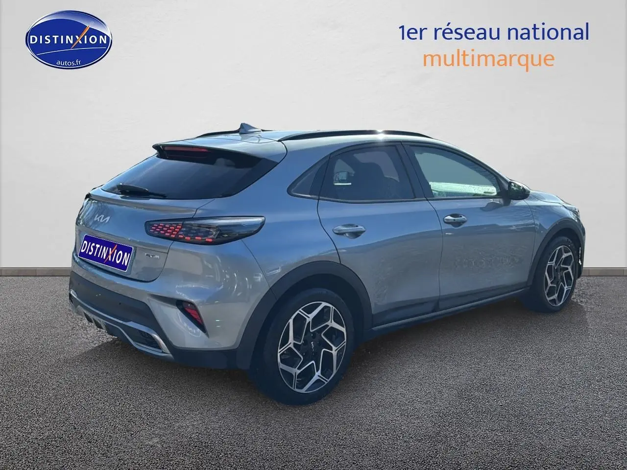 Vue 3/4 arrière droite d’un KIA Xceed gris 2024 avec jantes alu et vitres arrière surteintées.