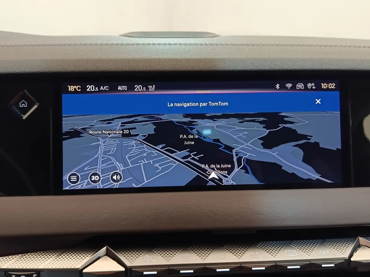 Écran tactile central affichant la navigation TomTom sur DS4 E-TENSE 225 gris clair, vue intérieure du tableau de bord.