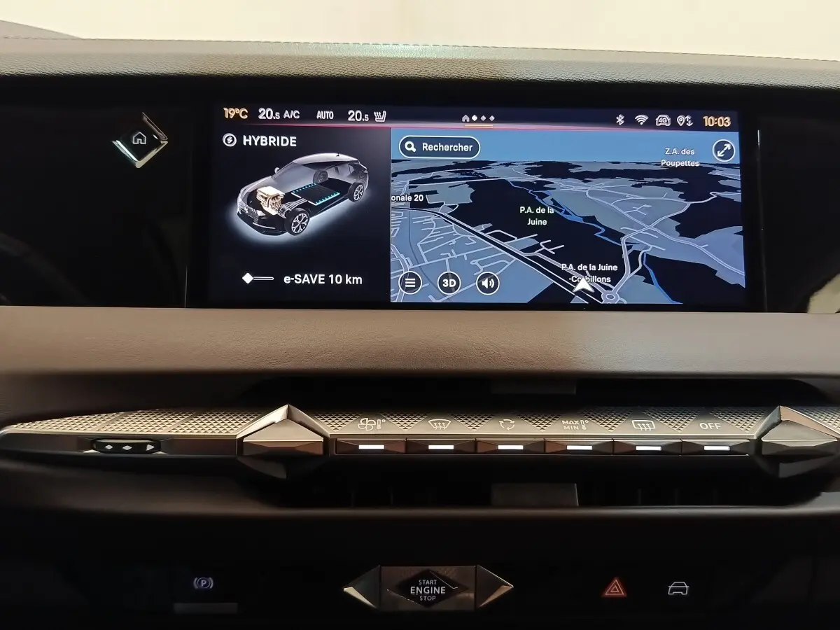 Vue rapprochée de l'écran tactile et de la console centrale du DS4 E-TENSE 225 gris clair, affichant la navigation et l'état hybride.