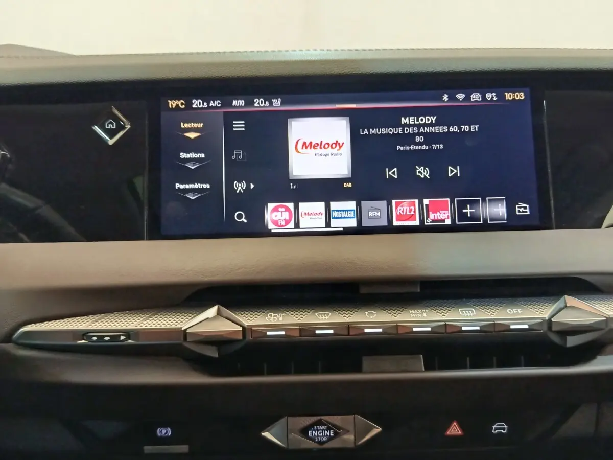 Vue rapprochée de l’écran tactile et des commandes de climatisation du tableau de bord de la DS4 E-TENSE 225 gris clair.