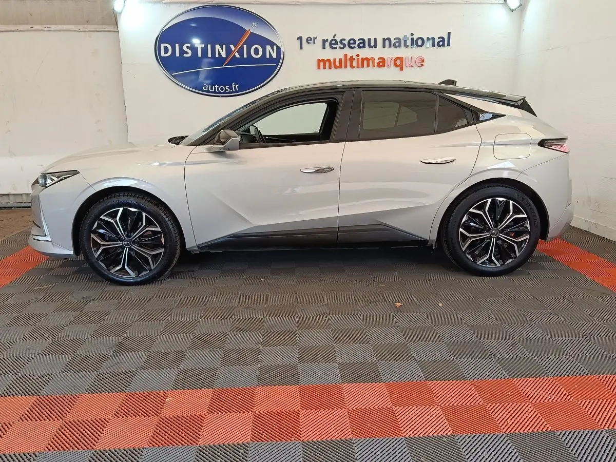 Vue de profil côté gauche d'une DS4 E-TENSE 225 gris clair avec jantes noires et détails noirs contrastants.