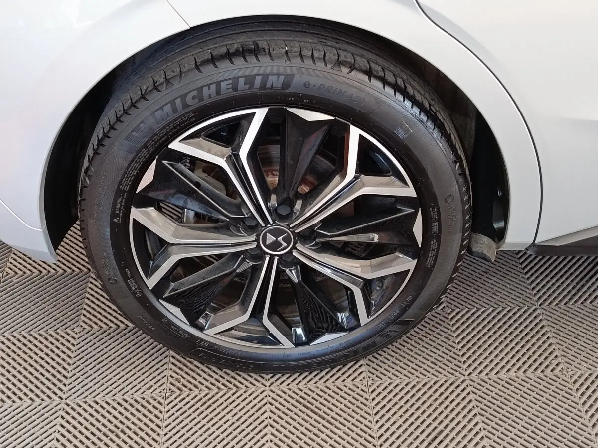 Gros plan sur la roue avant droite gris clair du DS4 E-TENSE 225 LA PREMIERE avec jante alliage noire et argentée.