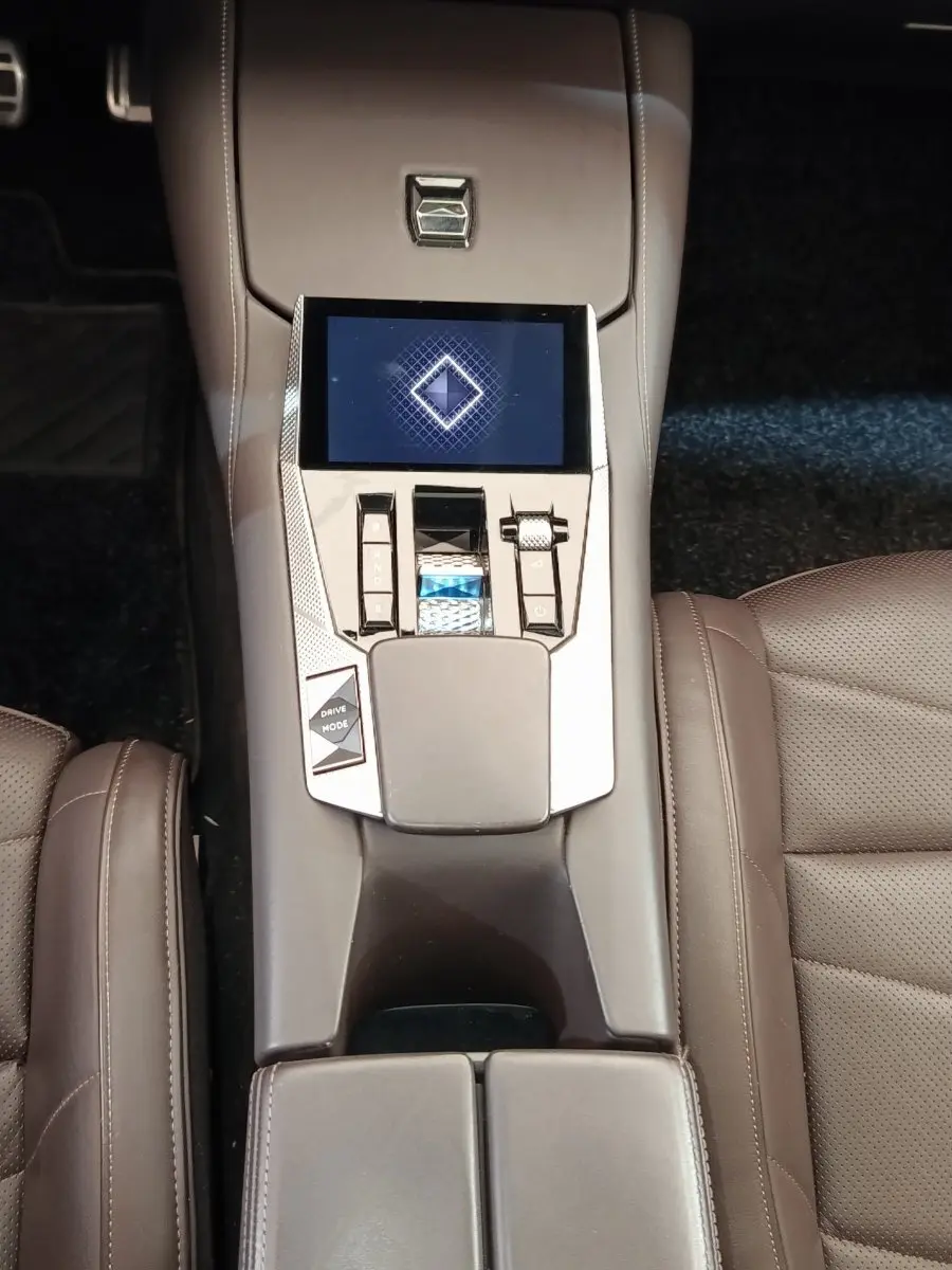 Vue plongeante sur la console centrale cuir marron du DS4 E-TENSE avec écran tactile et commandes de boîte auto.