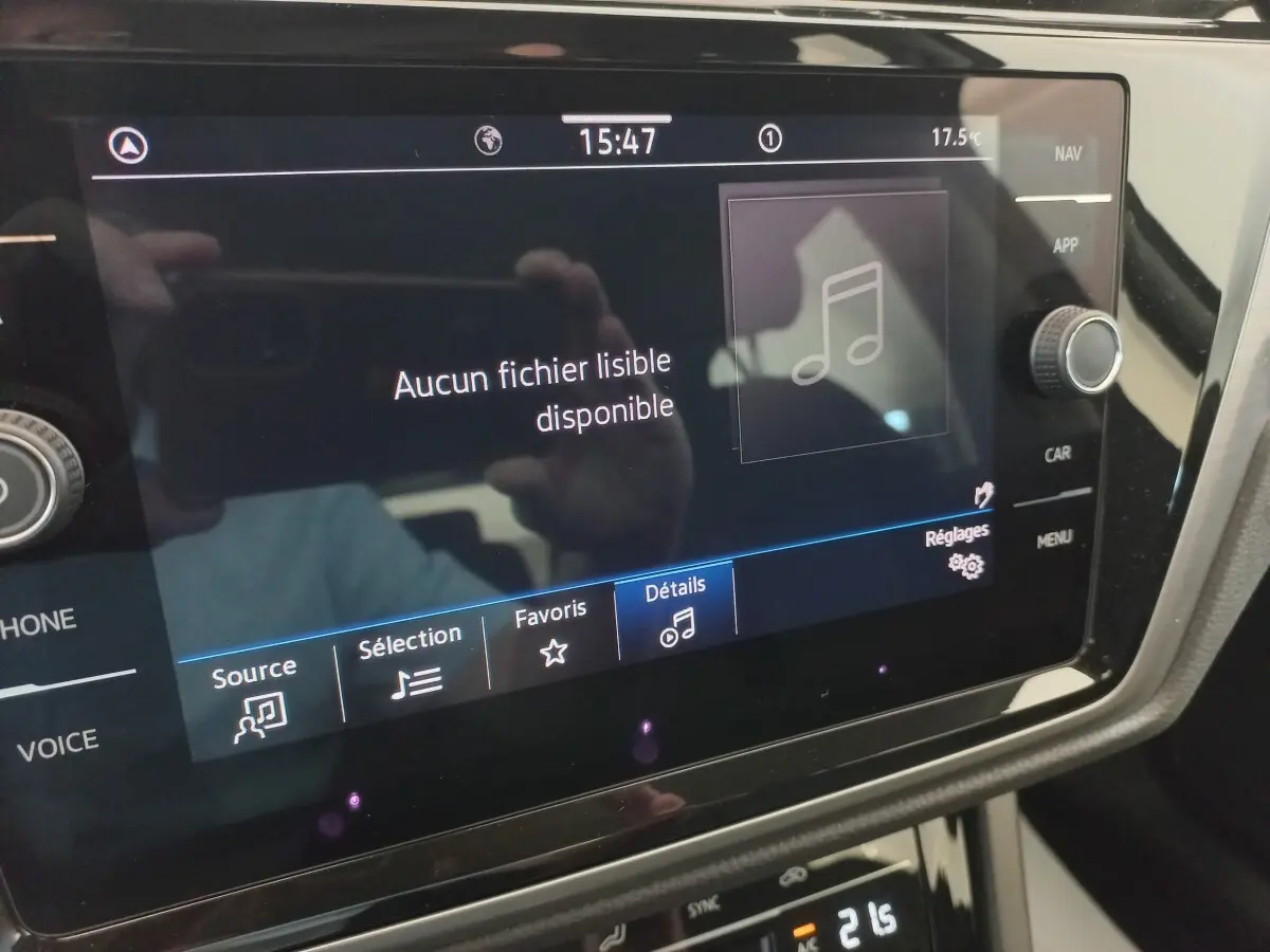 Écran tactile central du Volkswagen Touran 2024 affichant un message "Aucun fichier lisible disponible" en intérieur noir.