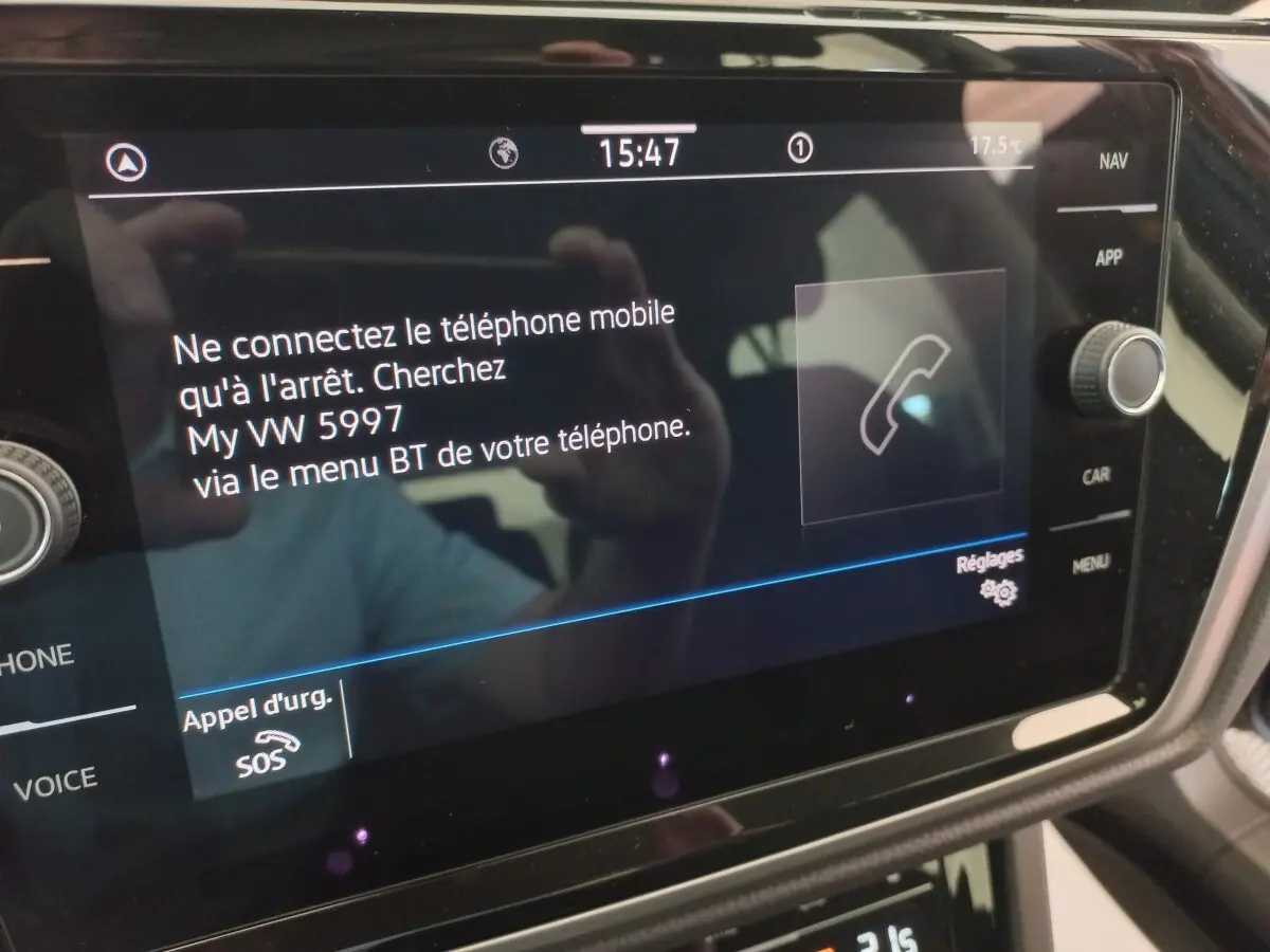 Écran tactile central du Volkswagen Touran 2024 affichant un message de connexion Bluetooth, vue rapprochée intérieure.