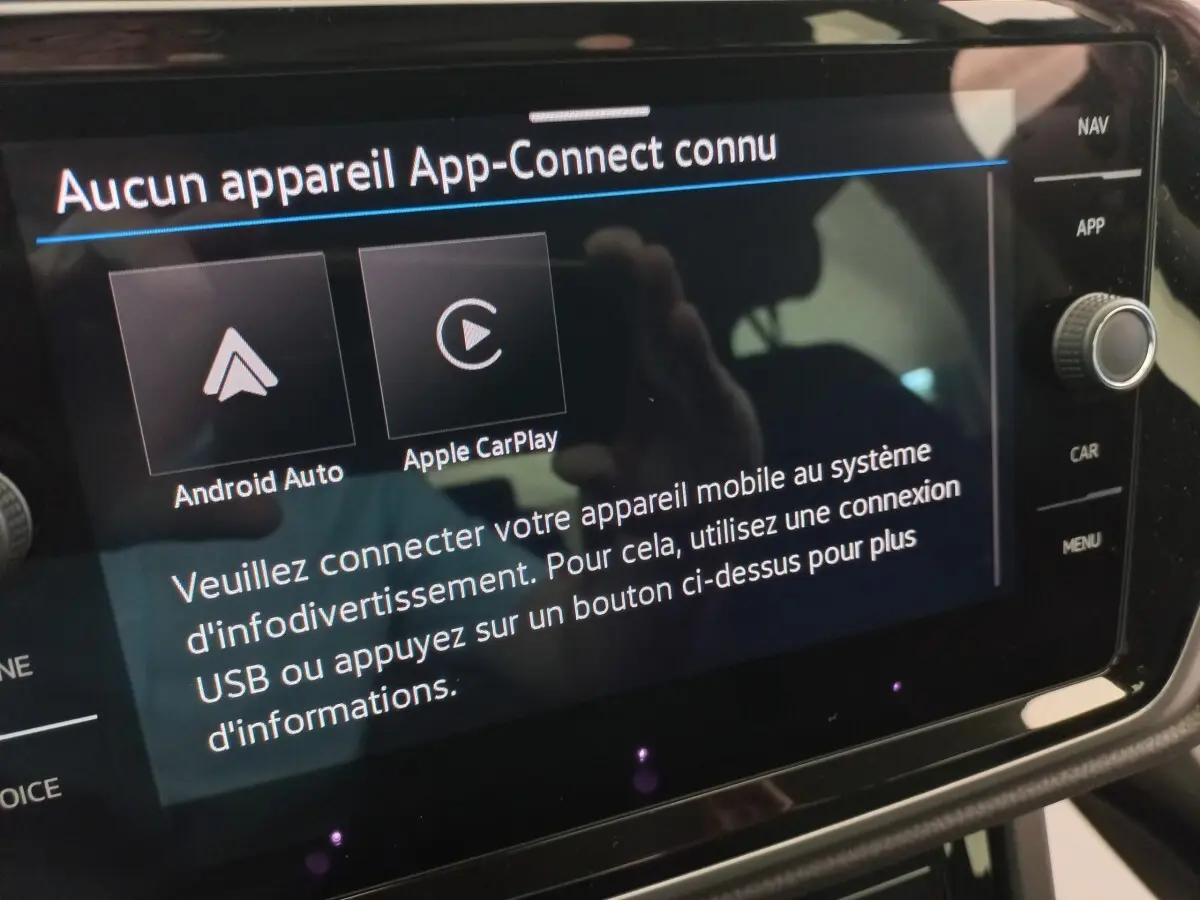 Écran tactile central du Volkswagen Touran 2024 affichant la connexion Android Auto et Apple CarPlay inactive.