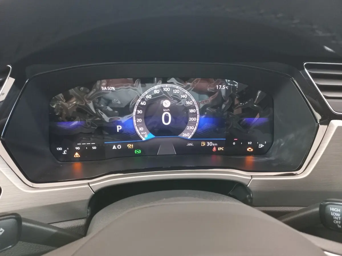 Vue rapprochée du combiné d'instruments numérique du Volkswagen Touran 2024, affichage multifonctions lumineux.