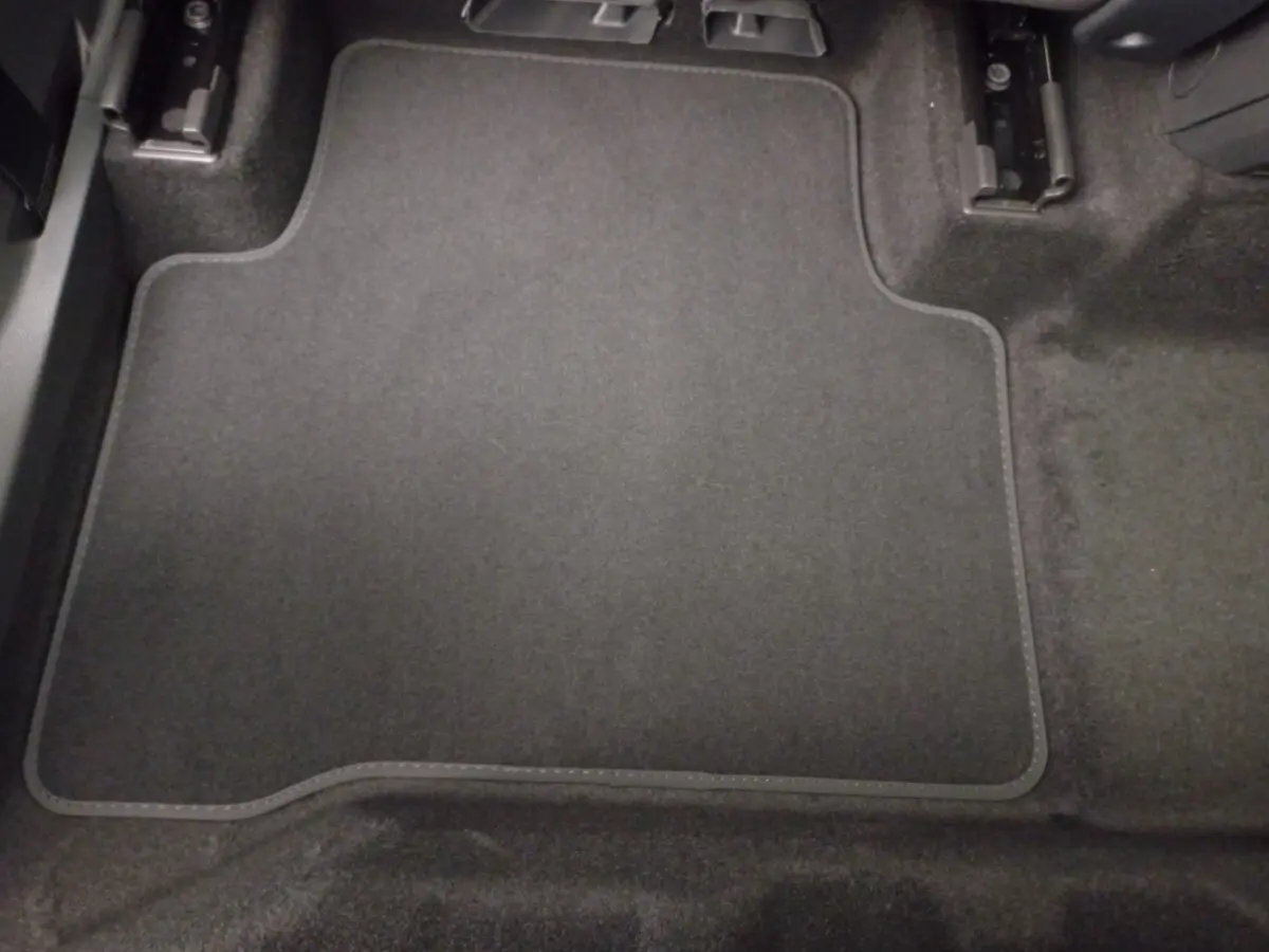 Tapis de sol noir côté conducteur du Volkswagen Touran 2024, vue rapprochée de l'intérieur au sol.