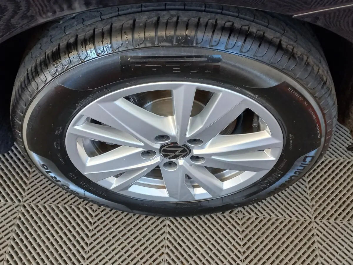 Gros plan sur la jante alliage argentée et le pneu Pirelli d’un Volkswagen Touran noir 2024.