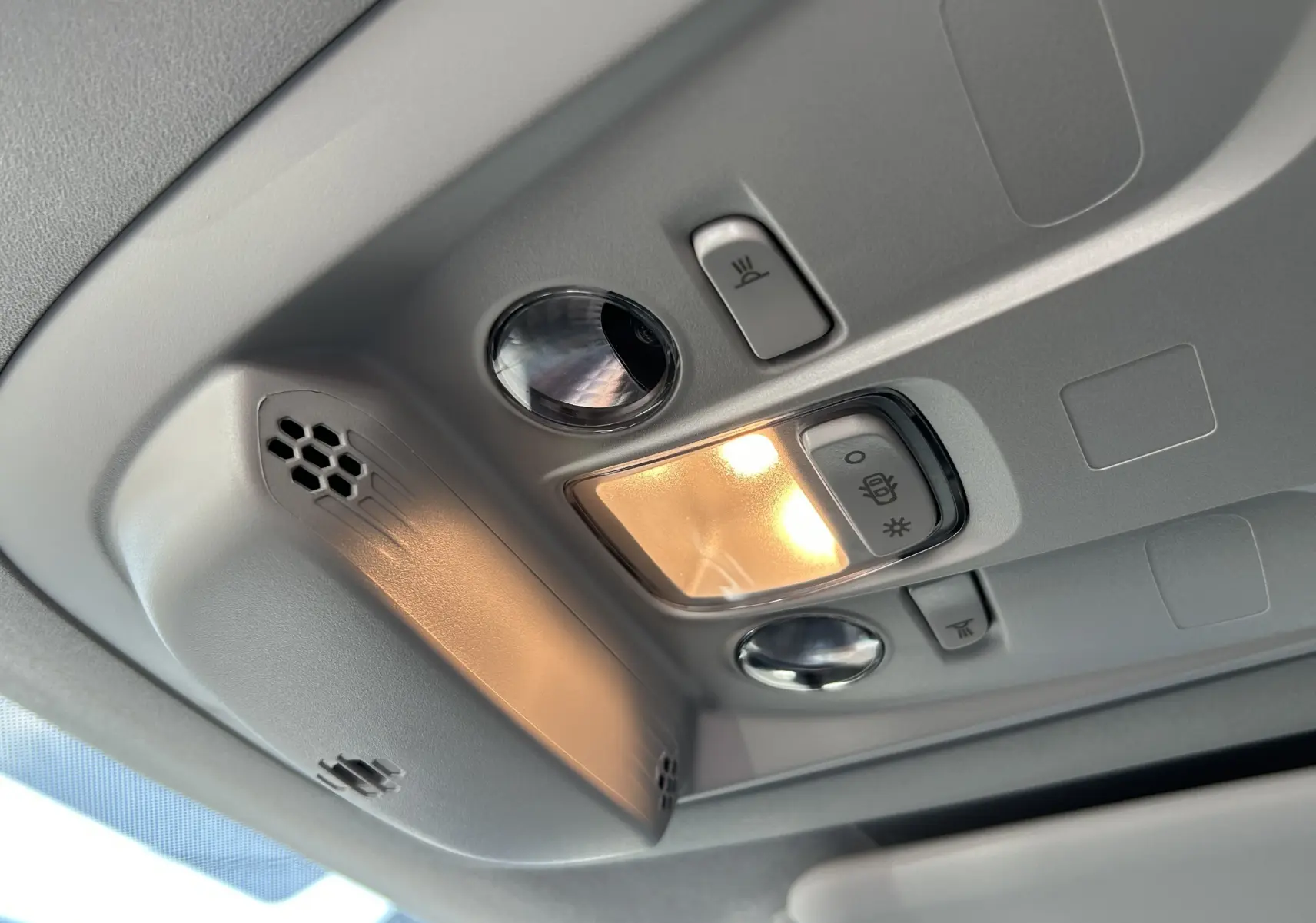 Plafonnier intérieur avec éclairage et commandes de lampe de lecture du Peugeot Partner Dangel gris Artense 2025.