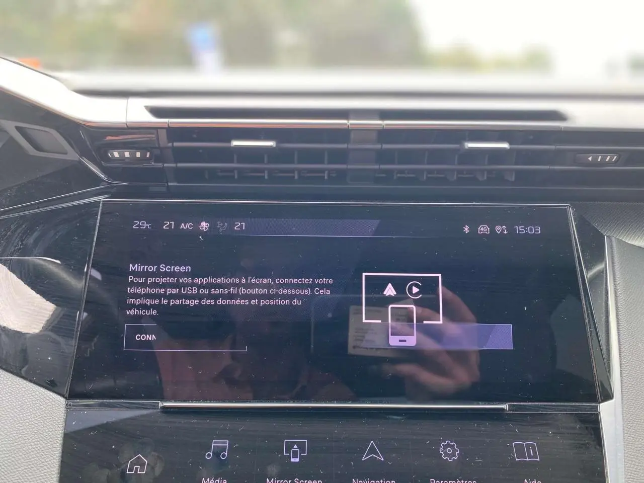 Écran tactile central du Peugeot 308 2023 affichant la fonction Mirror Screen dans l'habitacle.