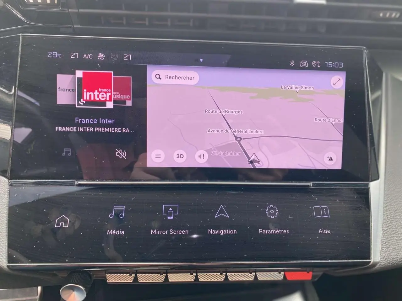 Écran tactile central de navigation et multimédia du Peugeot 308 2023 avec interface claire et commandes tactiles.