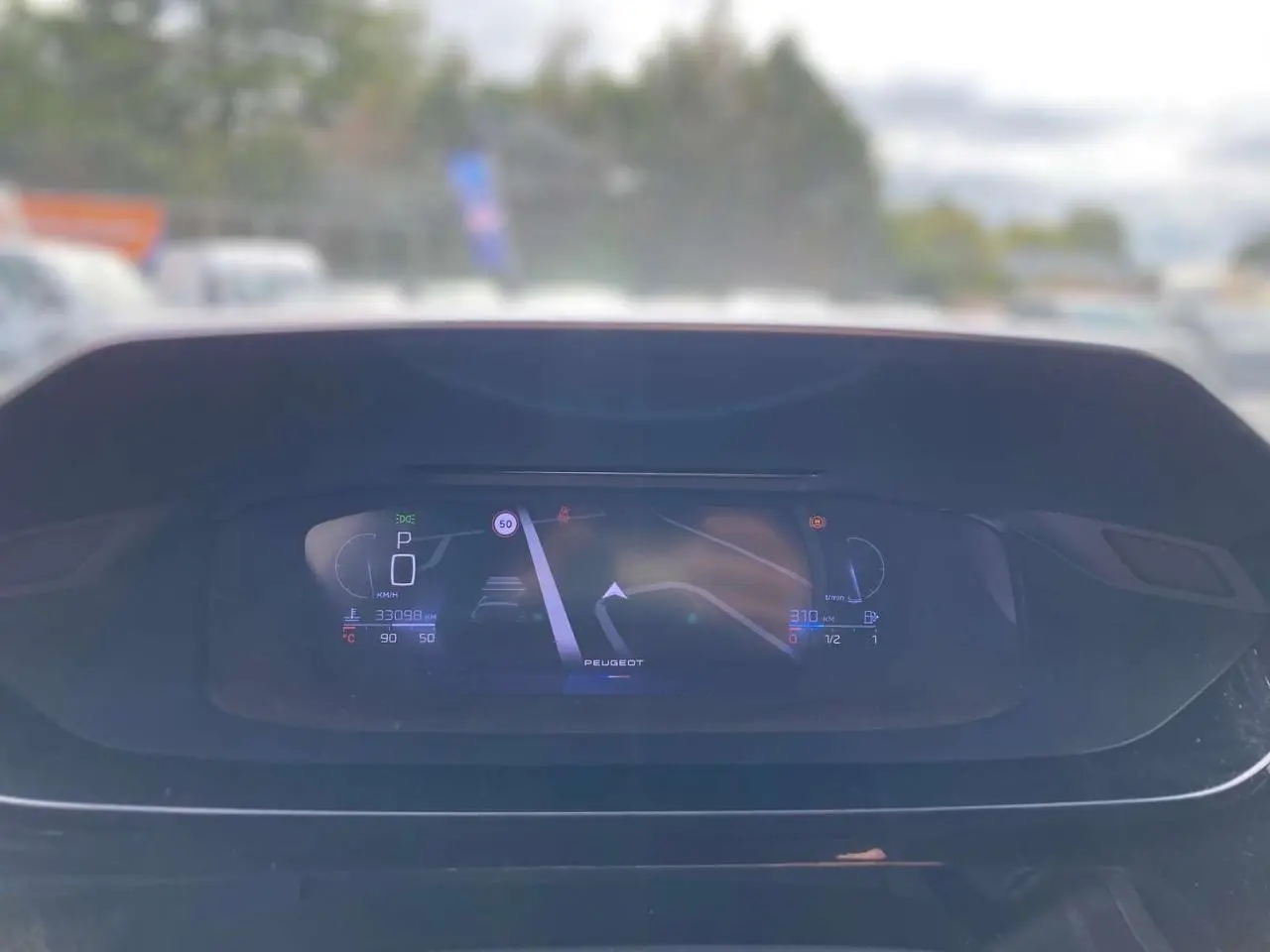 Combiné numérique 3D du Peugeot 308 GT 2023 affichant la navigation et les informations de conduite.