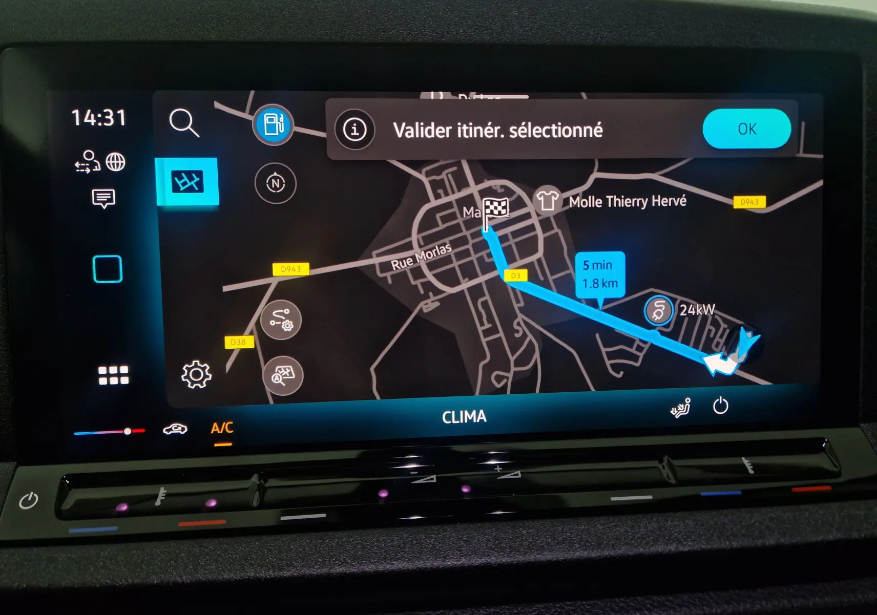 Écran tactile du système de navigation du Volkswagen Caddy Maxi 2025 affichant un itinéraire en ville.