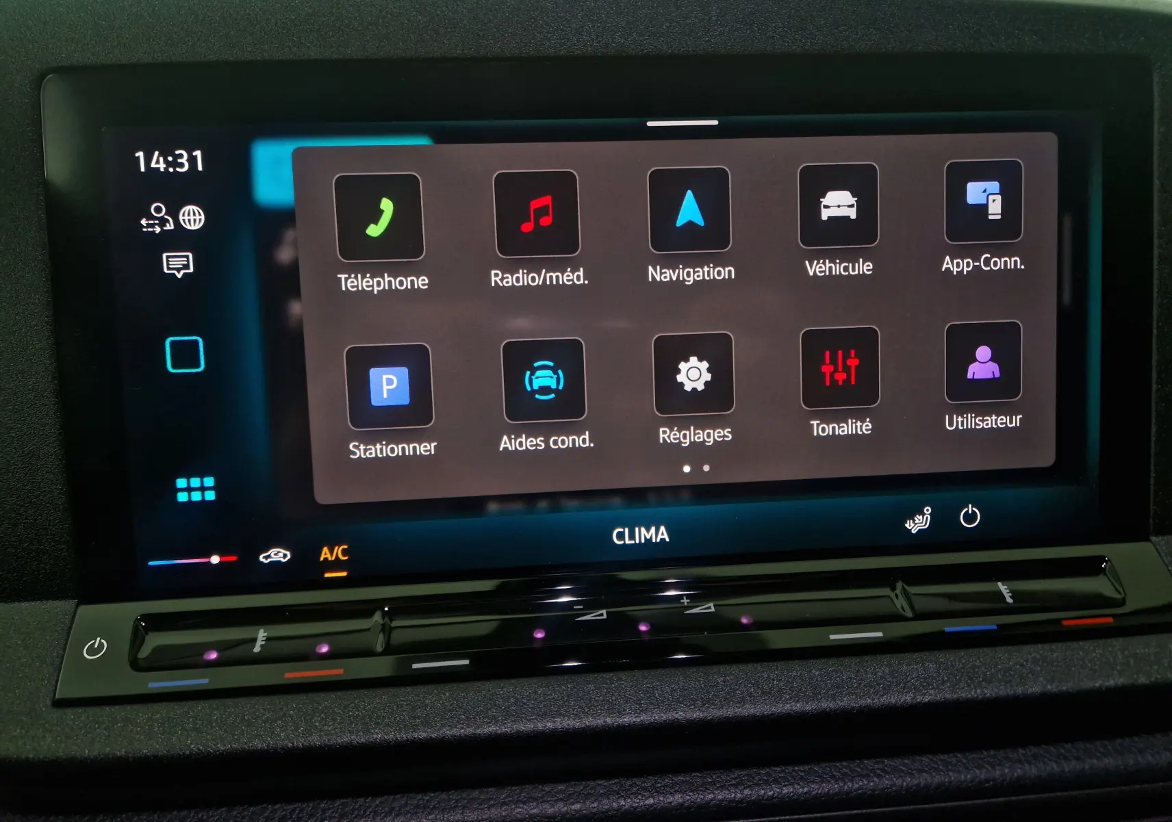 Écran tactile central du Volkswagen Caddy Maxi blanc 2025 affichant le menu principal avec options connectivité et aides à la conduite.