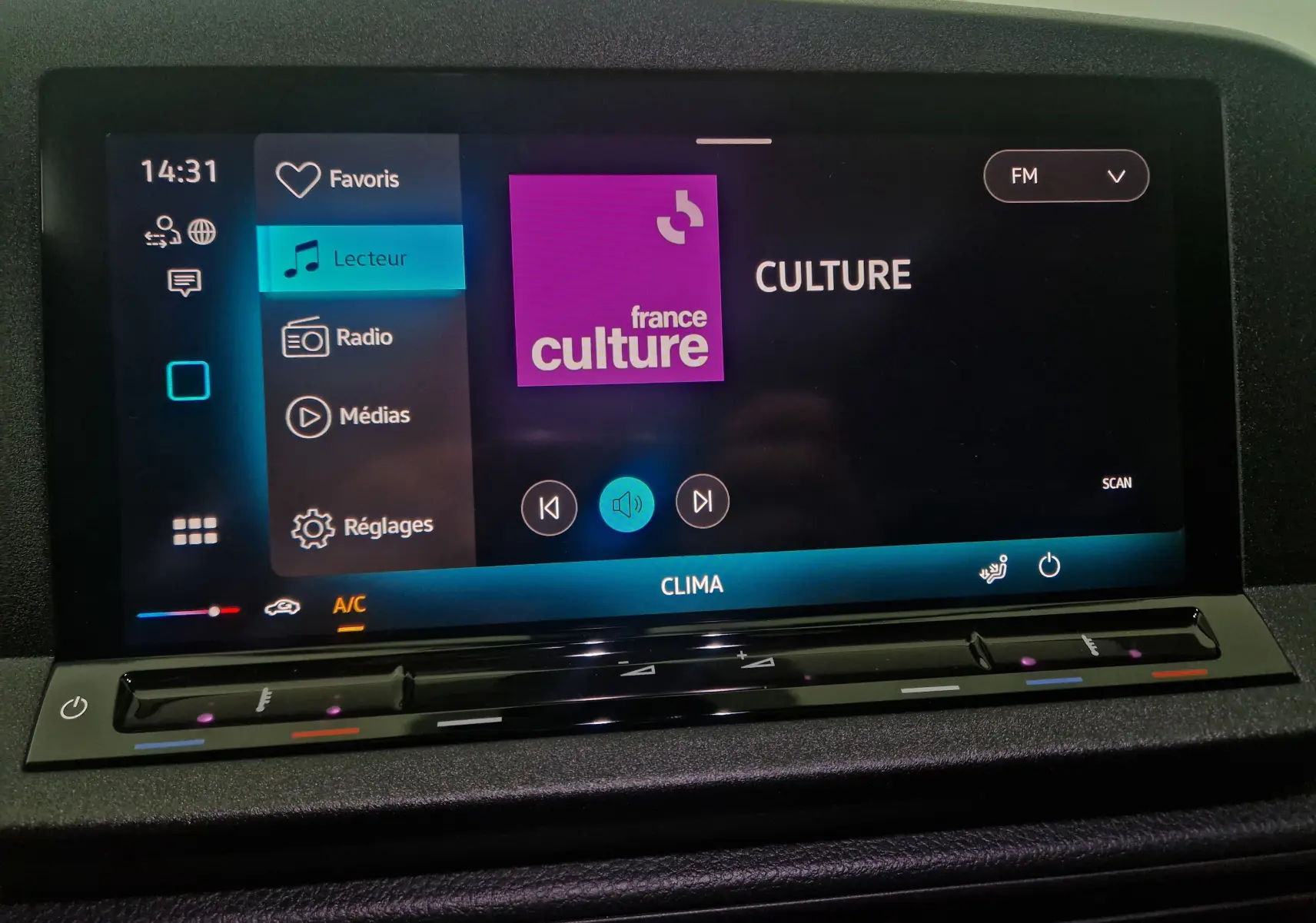 Écran tactile central du Volkswagen Caddy Maxi blanc, affichant la radio France Culture en mode lecteur multimédia.