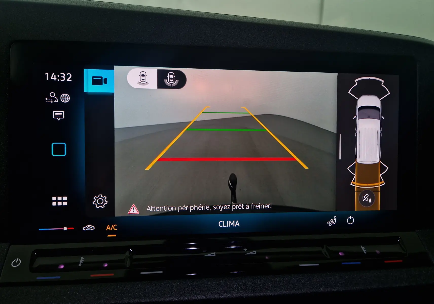 Affichage caméra de recul et vue aérienne du Volkswagen Caddy Maxi blanc 4 Motion, avec lignes de guidage colorées.