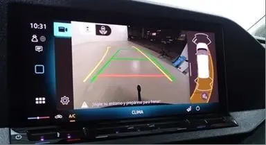 Écran de caméra de recul du Volkswagen Caddy Maxi blanc 2025, affichant les lignes d'aide au stationnement et le contour du véhicule.