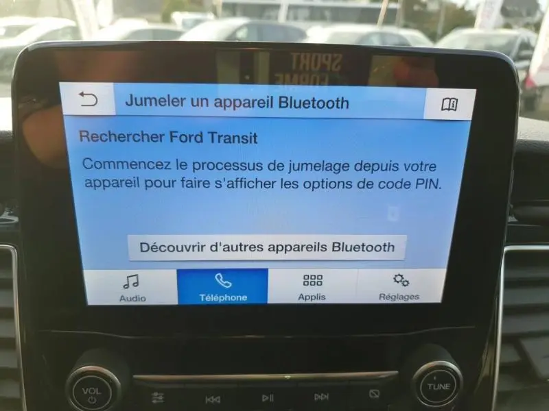 Écran tactile central du Ford Transit Custom blanc montrant le menu de jumelage Bluetooth en intérieur.