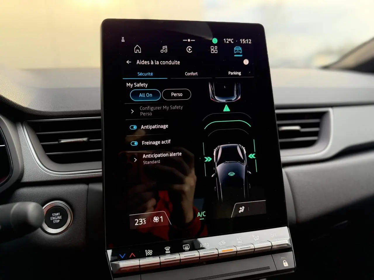 Vue intérieure centrée sur l’écran tactile vertical Open R-Link 10,4" du Renault Captur 2025, avec commandes de sécurité affichées.