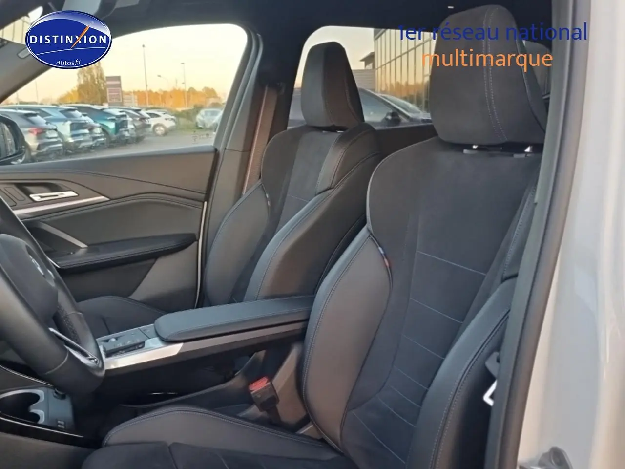 Vue intérieure côté conducteur du BMW X1 blanc mineral 2025, sièges sport noirs et volant cuir M visible.