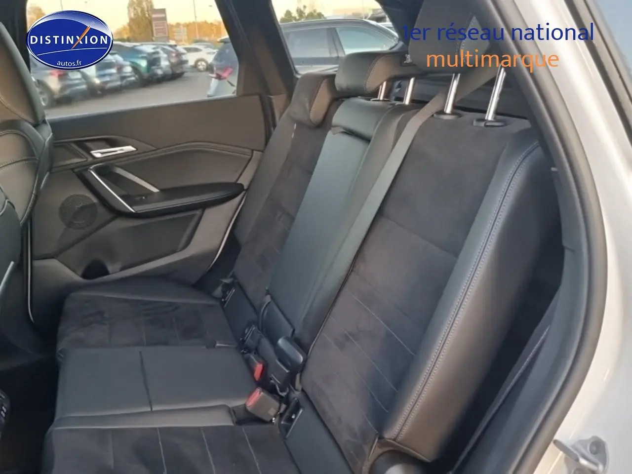 Vue intérieure côté gauche des sièges arrière noirs en cuir et alcantara du BMW X1 blanc mineral 2025.