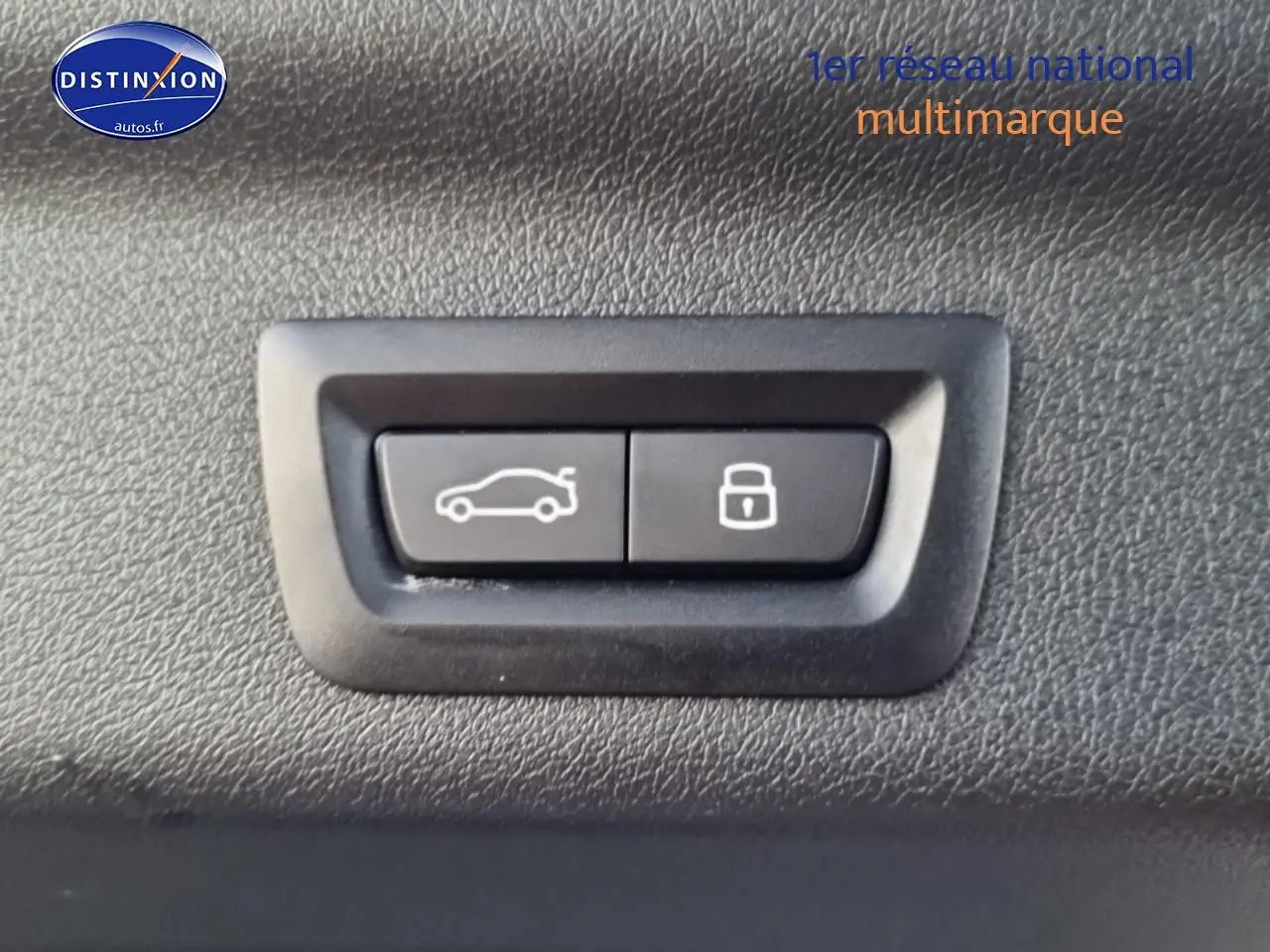 Gros plan sur les boutons d'ouverture du hayon et de verrouillage intérieur du BMW X1 blanc mineral 2025.