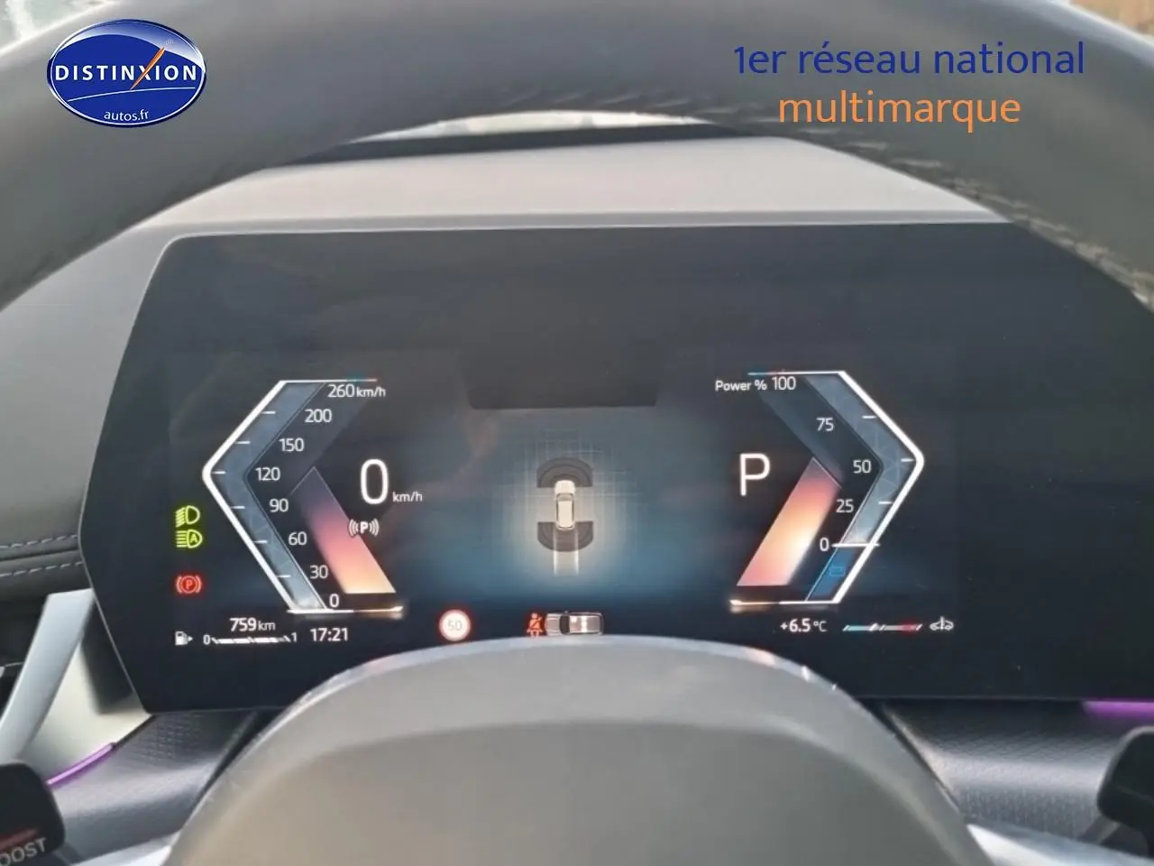 Vue rapprochée du tableau de bord numérique de la BMW X1 blanc minéral, affichant la vitesse et la position de la boîte auto.